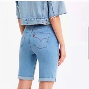 Levi’s Strauss Light Wash Cuffed Shorts Size 28